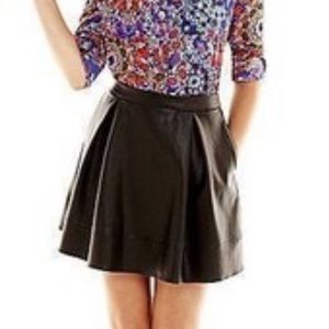 NWT 🖤 FAUX Leather , Lined , Pleated , Mini Skirt with POCKETS! Zipper on Back